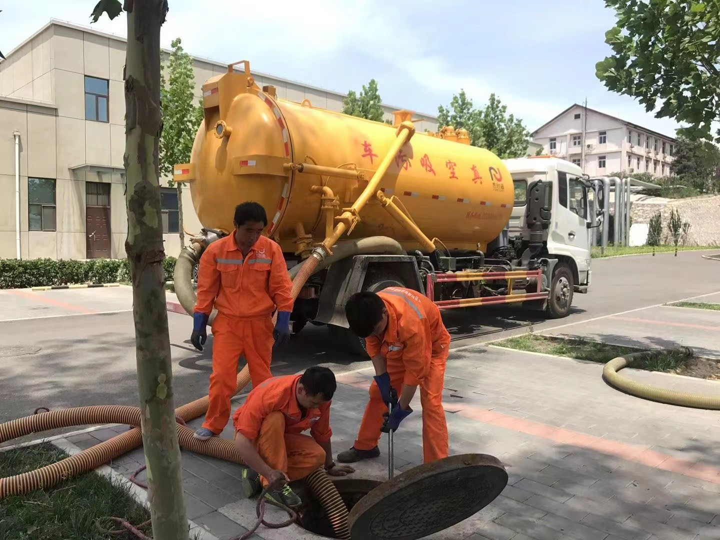 米易管道疏通车停在窨井附近