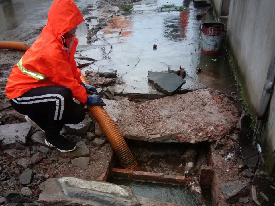 米易专业清理污水池 炜誉市政以规范流程守护城市 “肠道”